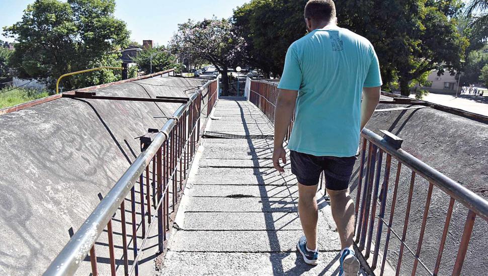 Puentes peatonales: necesarios y sin uso