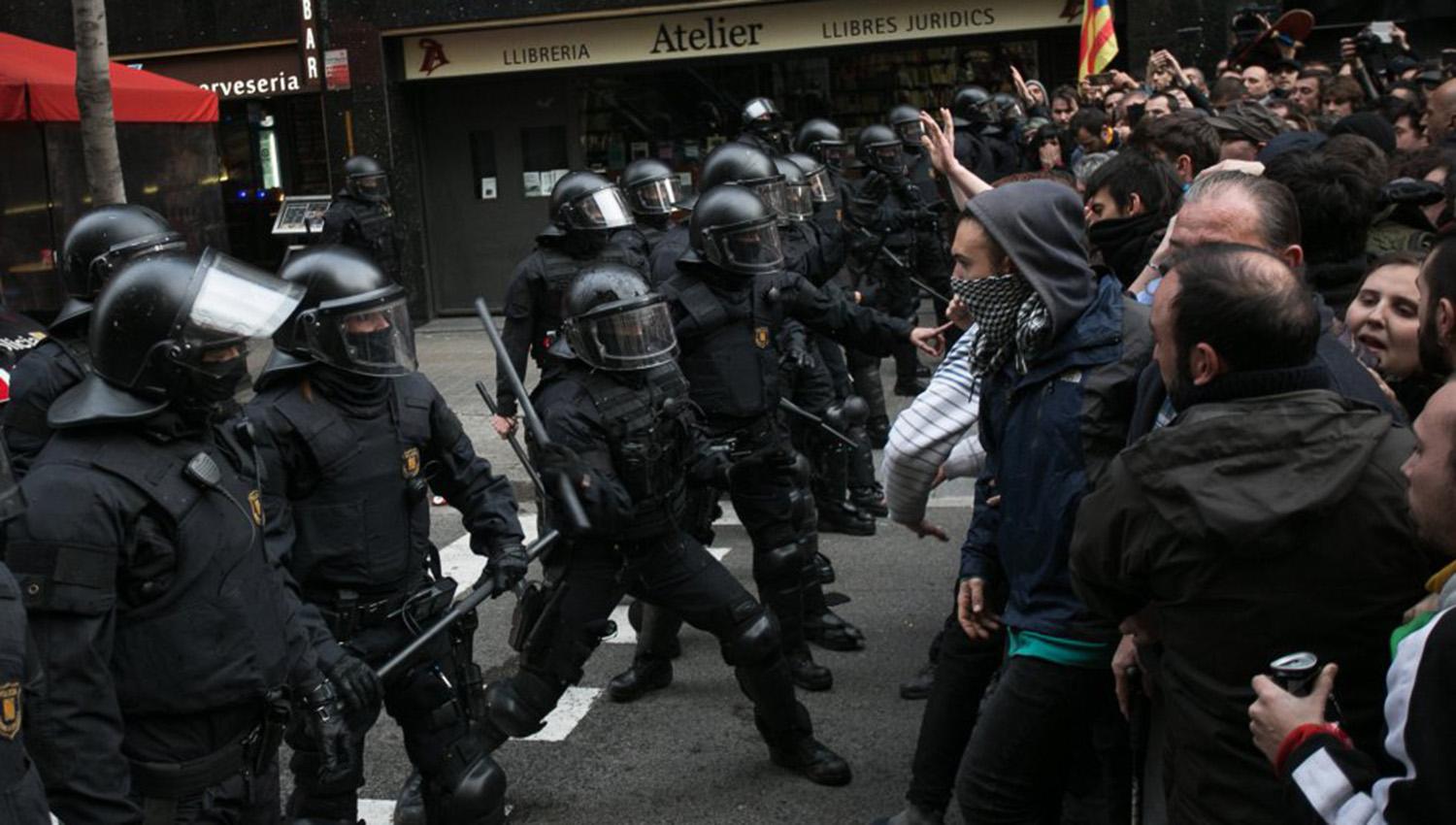 EN BARCELONA. Policías se enfrentaron con manifestantes que protestaron contra la detención de Puigdemont. FOTO TOMADA DE ELPAIS.COM