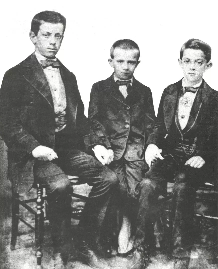 JULIO ARGENTINO ROCA. A la izquierda, el futuro presidente a los 14 años, con sus primos Eduardo y Florencio Reboredo. 