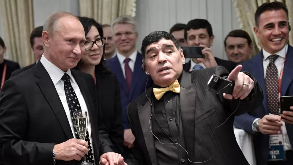  POLÍTICO HÁBiL. Putin supo rodearse de grandes figuras del fútbol, como Maradona, para promocionar el Mundial de Rusia. REUTERS 