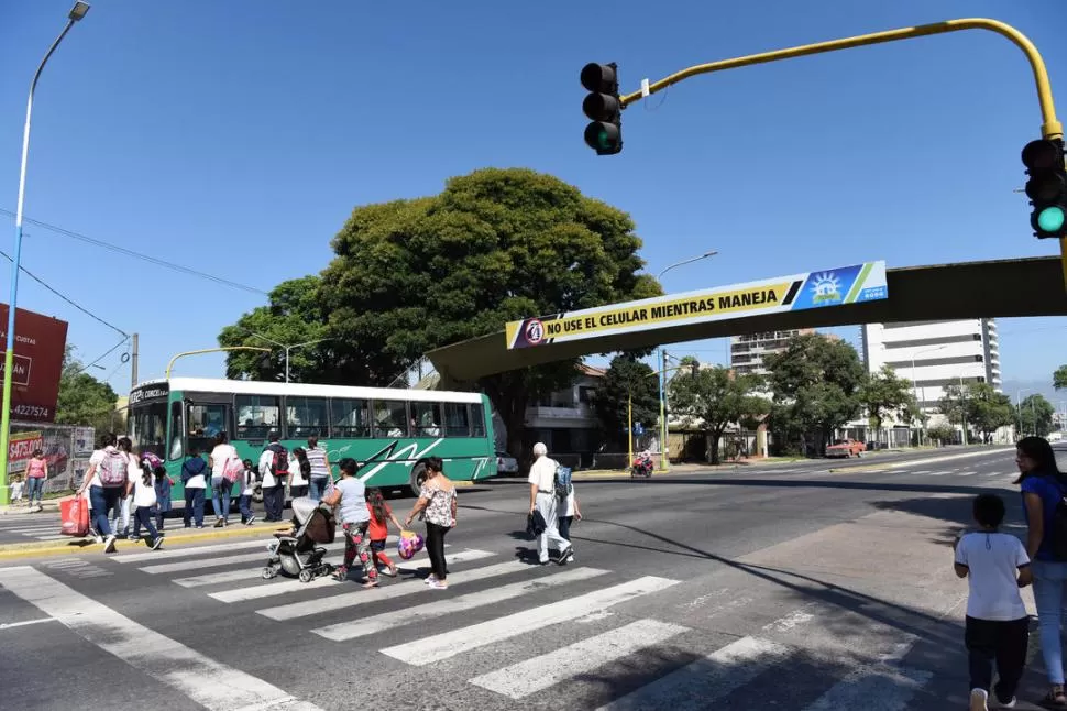 MATE DE LUNA Y THAMES. A la salida de la escuela, se ven más peatones cruzando la avenida que el puente.- LA GACETA / FOTOS DE  ANALÍA JARAMILLO Y DE JOSÉ NUNO.-