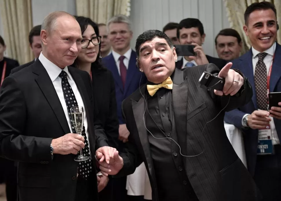  POLÍTICO HÁBiL. Putin supo rodearse de grandes figuras del fútbol, como Maradona, para promocionar el Mundial de Rusia. REUTERS 
