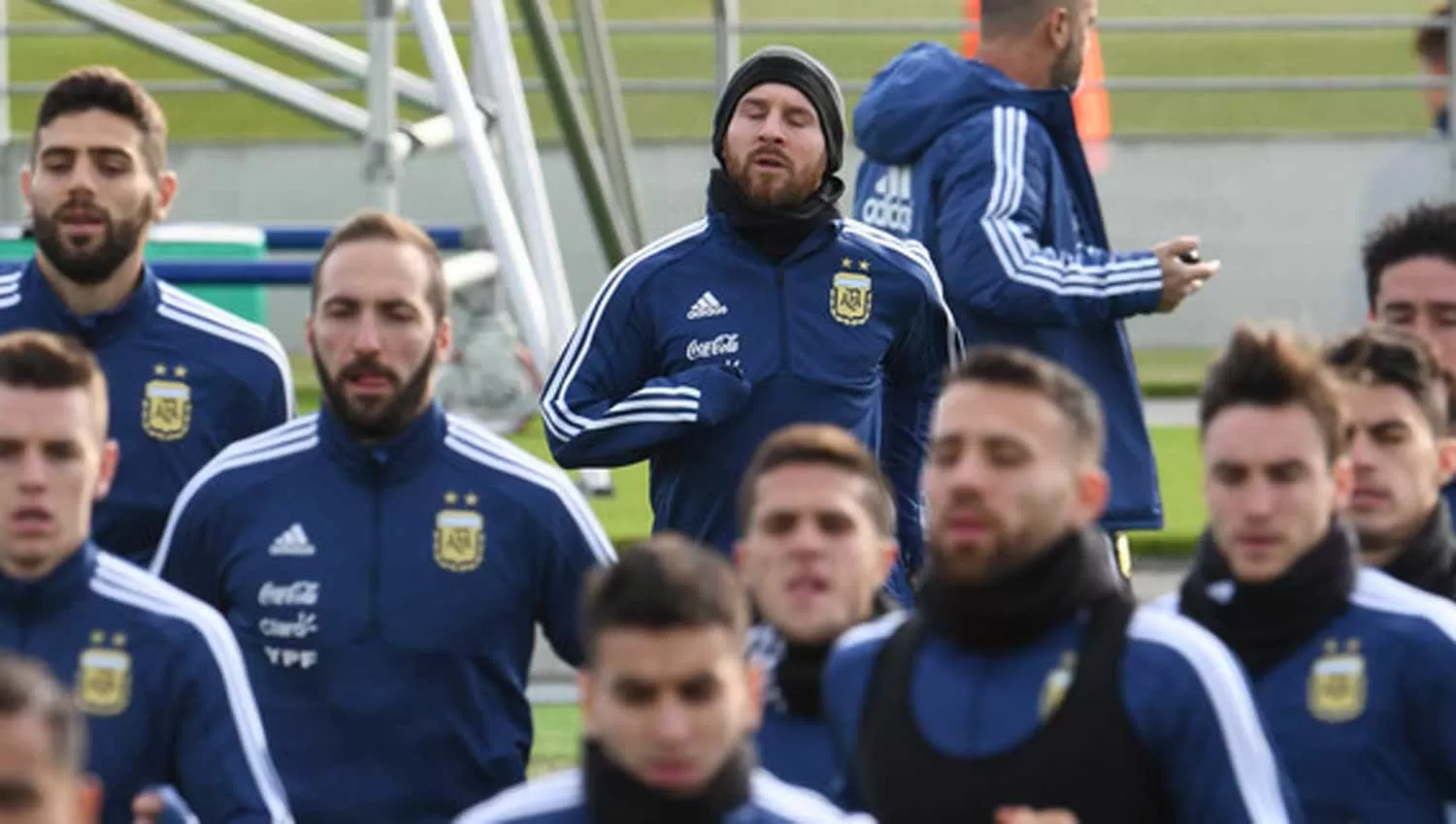 CON EL GRUPO. Messi entrenó a la par de sus compañeros y podrá jugar mañana. (OLÉ)