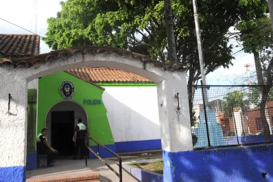 Ordenan revocar la prisión preventiva a dos guardias por la muerte de un preso