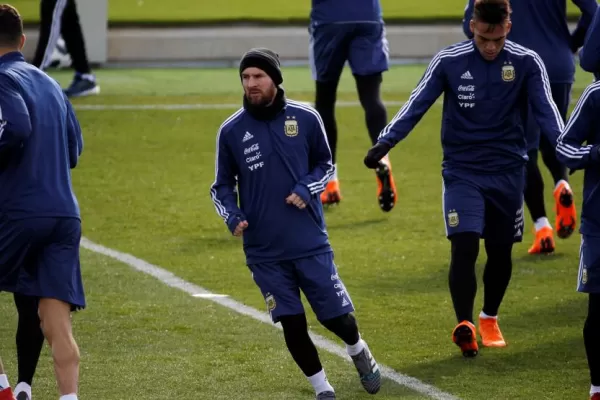 Messi entre algodones: la pulga se resintió de la lesión y es duda ante España