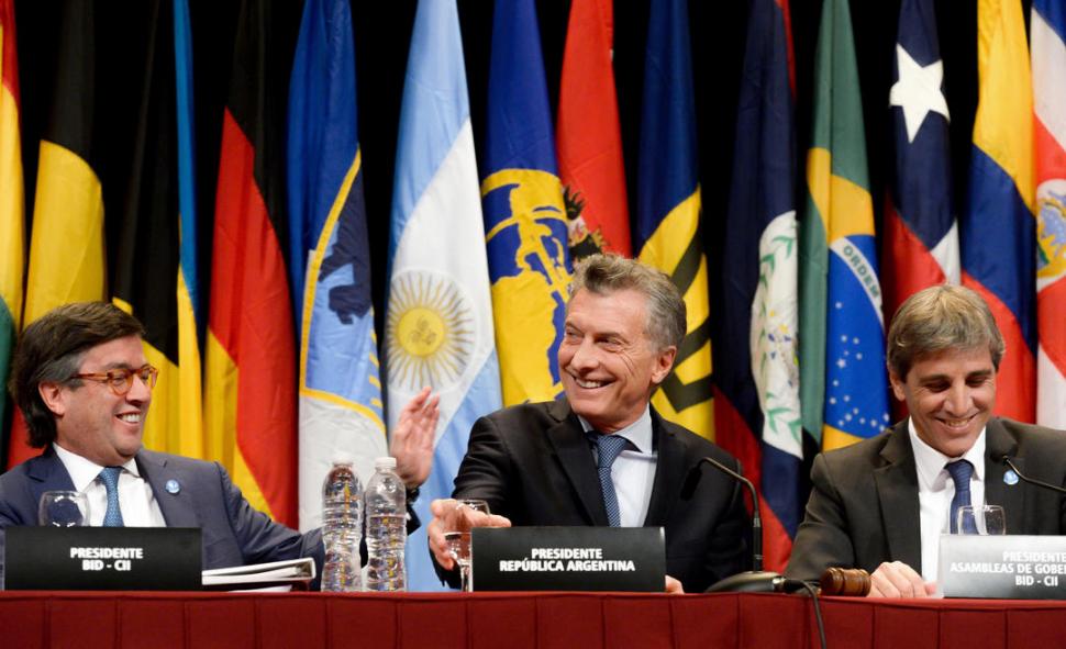 ELOGIOS. Luis Alberto Moreno y Mauricio Macri en Mendoza, durante la apertura de la Asamblea Anual del BID. telam