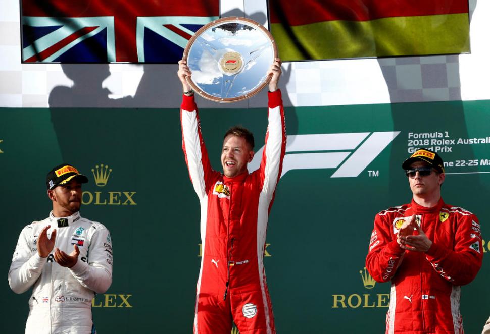 EL QUE RÍE ÚLTIMO. Sebastian Vettel exhibe feliz el trofeo que ganó en Melbourne. reuters 
