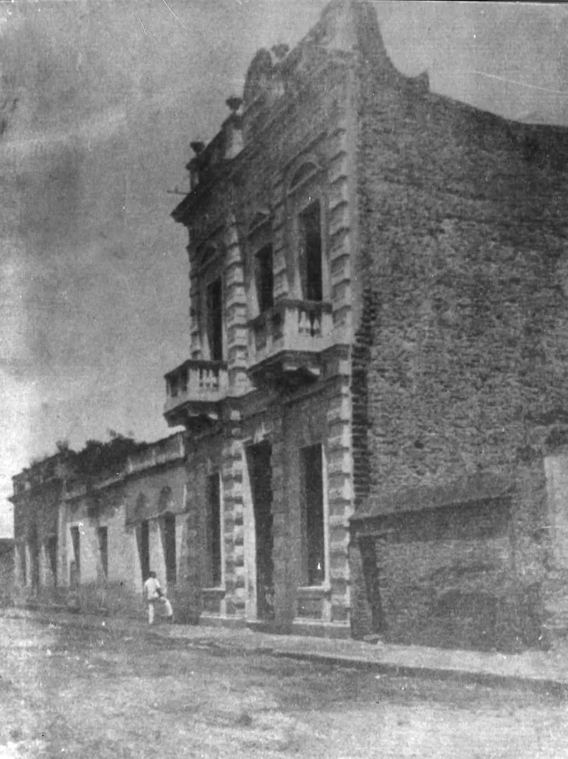 SOCIEDAD SARMIENTO. Fachada de su primer local propio, en Las Piedras 576, inaugurado en 1895 