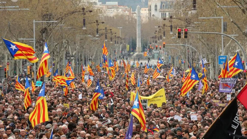 CON ESTELADAS. Miles de personas marcharon en contra de la detención del ex presidente de Cataluña y de los demás líderes independentistas. fotos reuters 