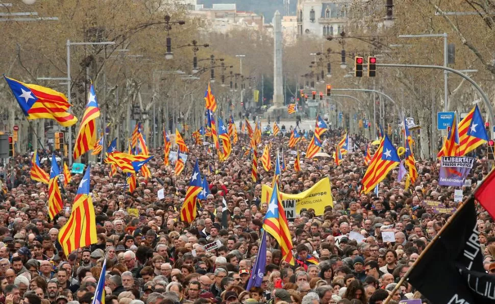 CON ESTELADAS. Miles de personas marcharon en contra de la detención del ex presidente de Cataluña y de los demás líderes independentistas. fotos reuters 