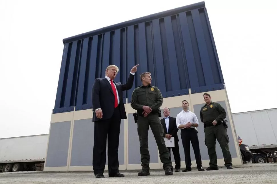 PROTOTIPO. El presidente de EEUU, ante uno de los modelos de muralla. reuters