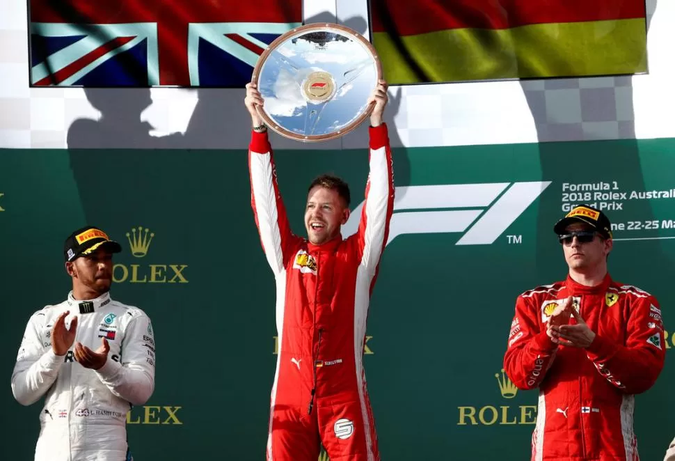 EL QUE RÍE ÚLTIMO. Sebastian Vettel exhibe feliz el trofeo que ganó en Melbourne. reuters 