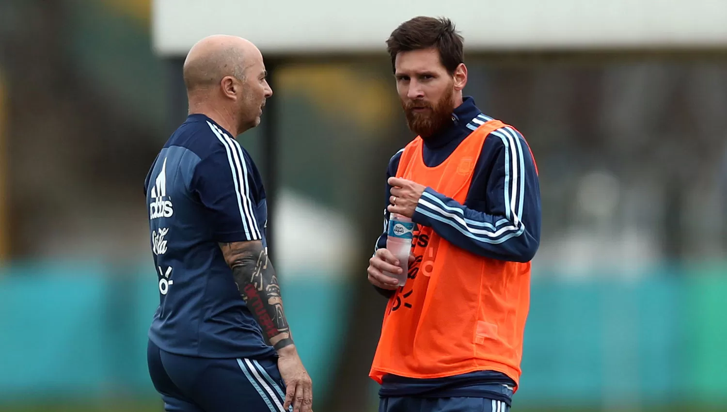 PREOCUPADO. Lionel Messi habla con el DT Sampaoli. REUTERS