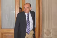 Cuestionan al ministro fiscal tras la aparición de un arma