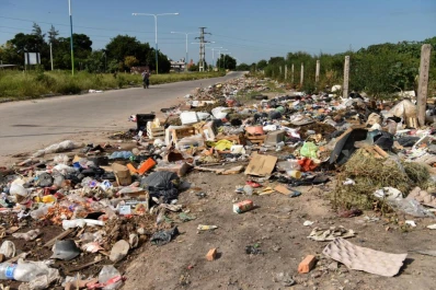 No pueden erradicar un basural desde hace dos años en avenida Las Américas al 2.500