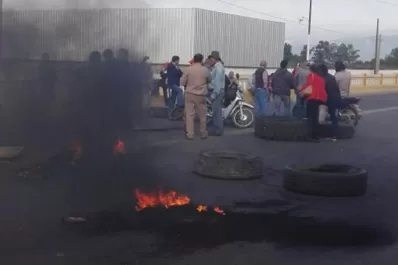 Trabajadores del ingenio San Juan cortaron el puente Lucas Córdoba y marcharán hacia la plaza Independencia