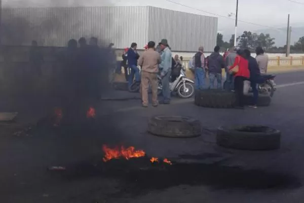 Trabajadores del ingenio San Juan cortaron el puente Lucas Córdoba y marcharán hacia la plaza Independencia