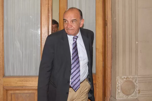 Cuestionan al ministro fiscal tras la aparición de un arma