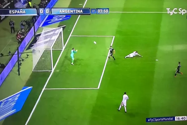 Como en el Mundial de Brasil, Higuaín falló una chance clarísima