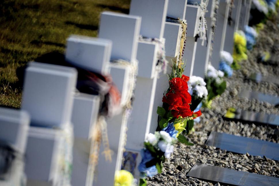 CIELO DESPEJADO. Una emocionante y respetuosa ceremonia vivieron ayer en el cementerio de Darwin unos 214 familiares de 90 soldados muertos.  