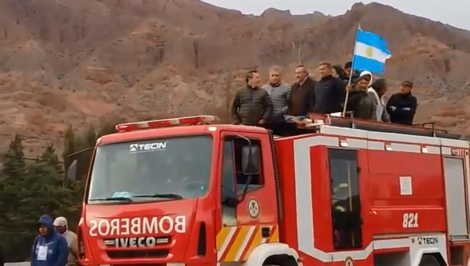 Los campeones del 86' aariba de un camión de bomberos, recorriendo la ciudad de Tilcara en Jujuy.