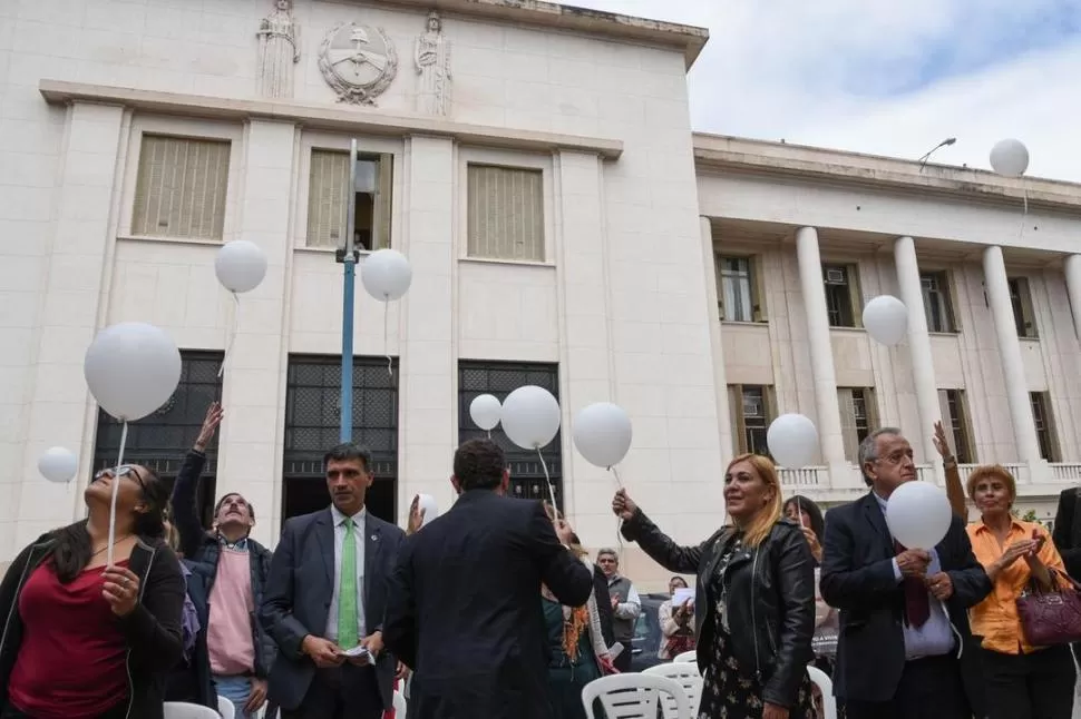 EL ACTO. Se realizó una suelta de globos frente al Palacio de Tribunales. Municipalidad S.M.de Tucumán.