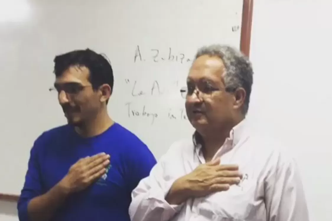 INSÓLITO. El profesor José Cañote le pide un gesto a modo de recompensa por llegar tarde a clases. FOTO CAPTURA DE VIDEO.