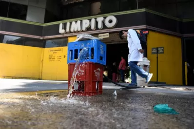 Una filtración de agua en la cochera del ex supermercado Limpito podría derivar en un apagón