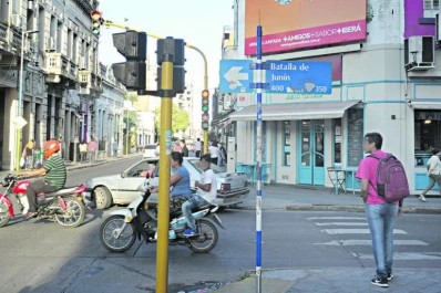 Apuñalaron a un policía para robarle la mochila en el centro