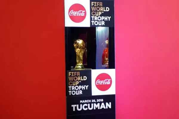 A pesar de la goleada, los tucumanos no pierden las esperanzas y se fotografiaron con la Copa del Mundo