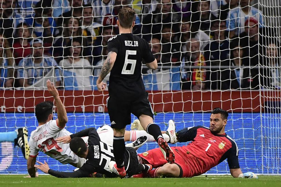 MALA FORTUNA. La definición de Diego Costa le costó más que un gol a Argentina: Sergio Romero debió salir por un golpe en la rodilla tras chocar con el delantero. telam