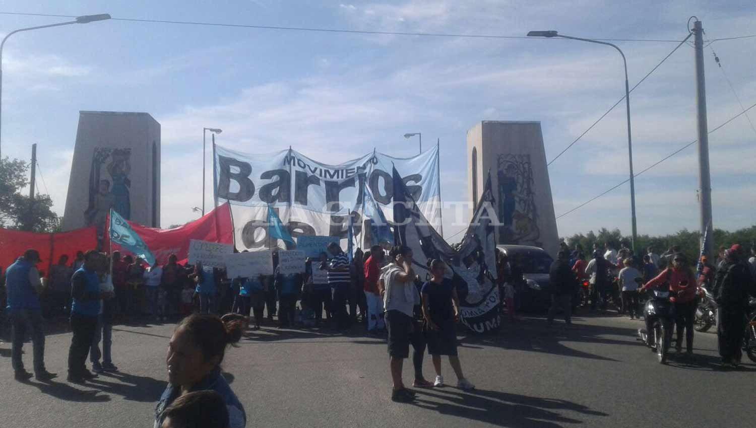 EN EL PUENTE LUCAS CÓRDOBA. Los manifestantes se apostaron sobre la avenida Benjamín Aráoz, impidiendo cruzar hacia Banda del Río Salí. LA GACETA / FOTO DE FRANCO VERA
