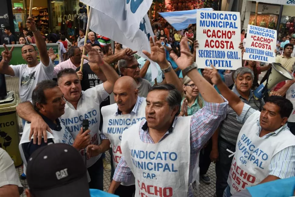 PROTESTA. Acosta (centro) denuncia represalias por parte del municipio. la gaceta / foto de DIEGO ARAOZ (archivo)