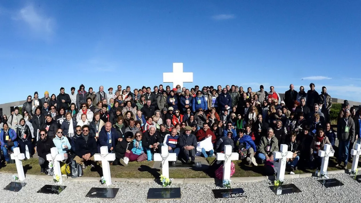 Los familiares de 90 caídos en Malvinas les rindieron homenaje en el cementerio de Darwin. PRESIDENCIA DE LA NACIÓN