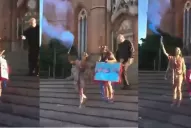 Un cura le pegó una patada a una chica que festejaba su recibida