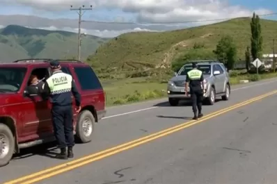 Por tenencia de marihuana demoraron a tres franceses y un ruso que transitaban por la ruta 307