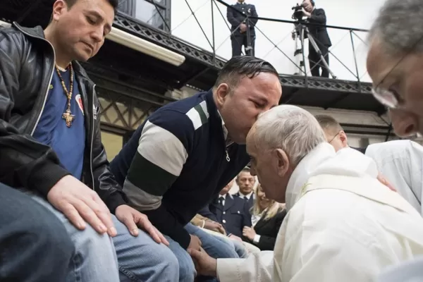 El papa Francisco lavó los pies de 12 presos y reveló que debe operarse en 2019