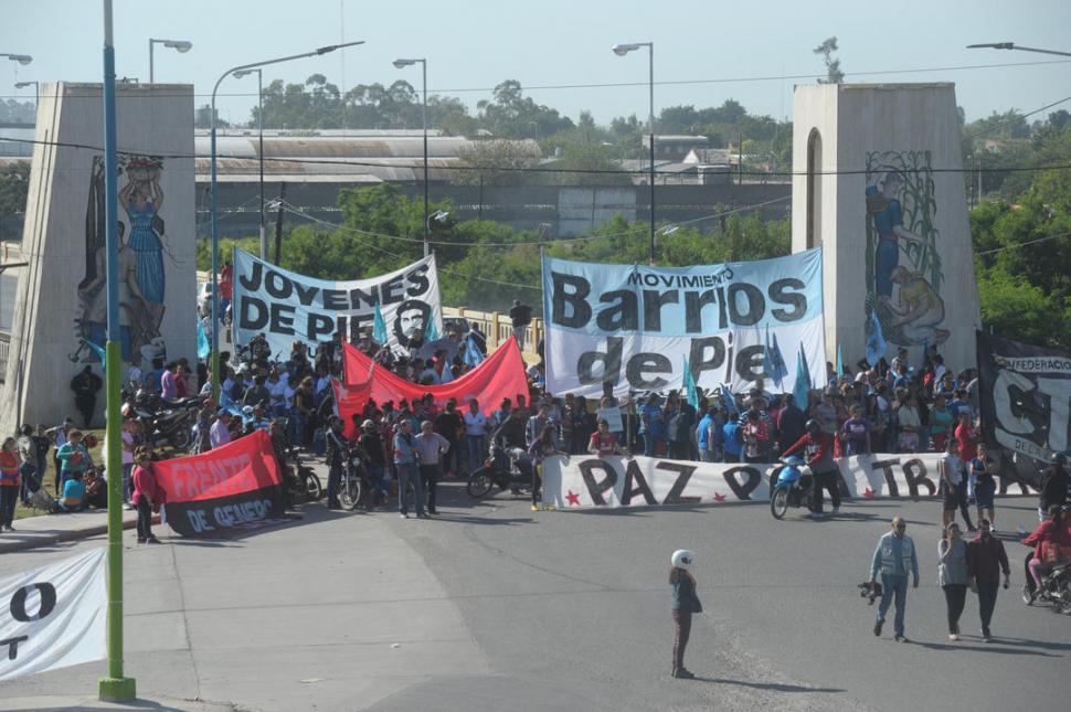 PASO CORTADO. Uno de los piquetes bloqueó el puente Lucas Córdoba. la gaceta / foto de franco vera