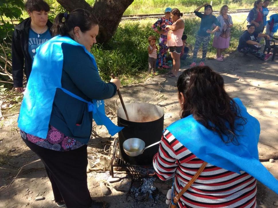 OLLA POPULAR. Los manifestantes cocinaron al lado de cada manifestación. twitter de @barriosdepietuc