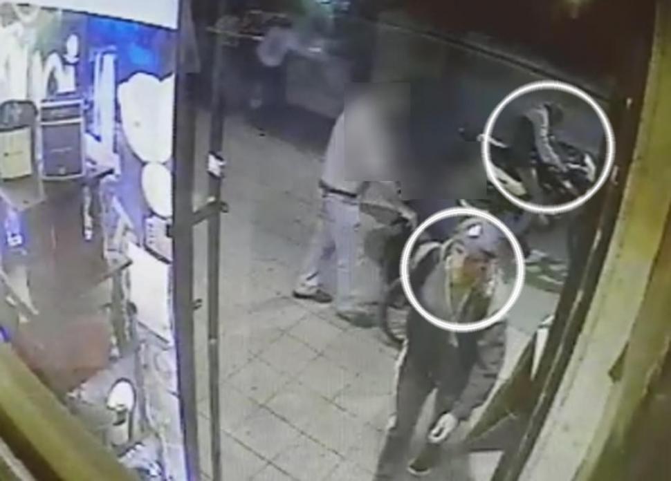 EN VIDEO. Los asaltantes fueron captados por las cámaras de seguridad.  captura de video