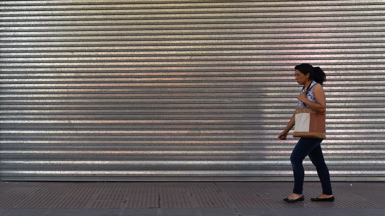 PERSIANAS ABAJO. Los comercios abrirán sus puertas recién mañana. LA GACETA / FOTO DE ANALÍA JARAMILLO