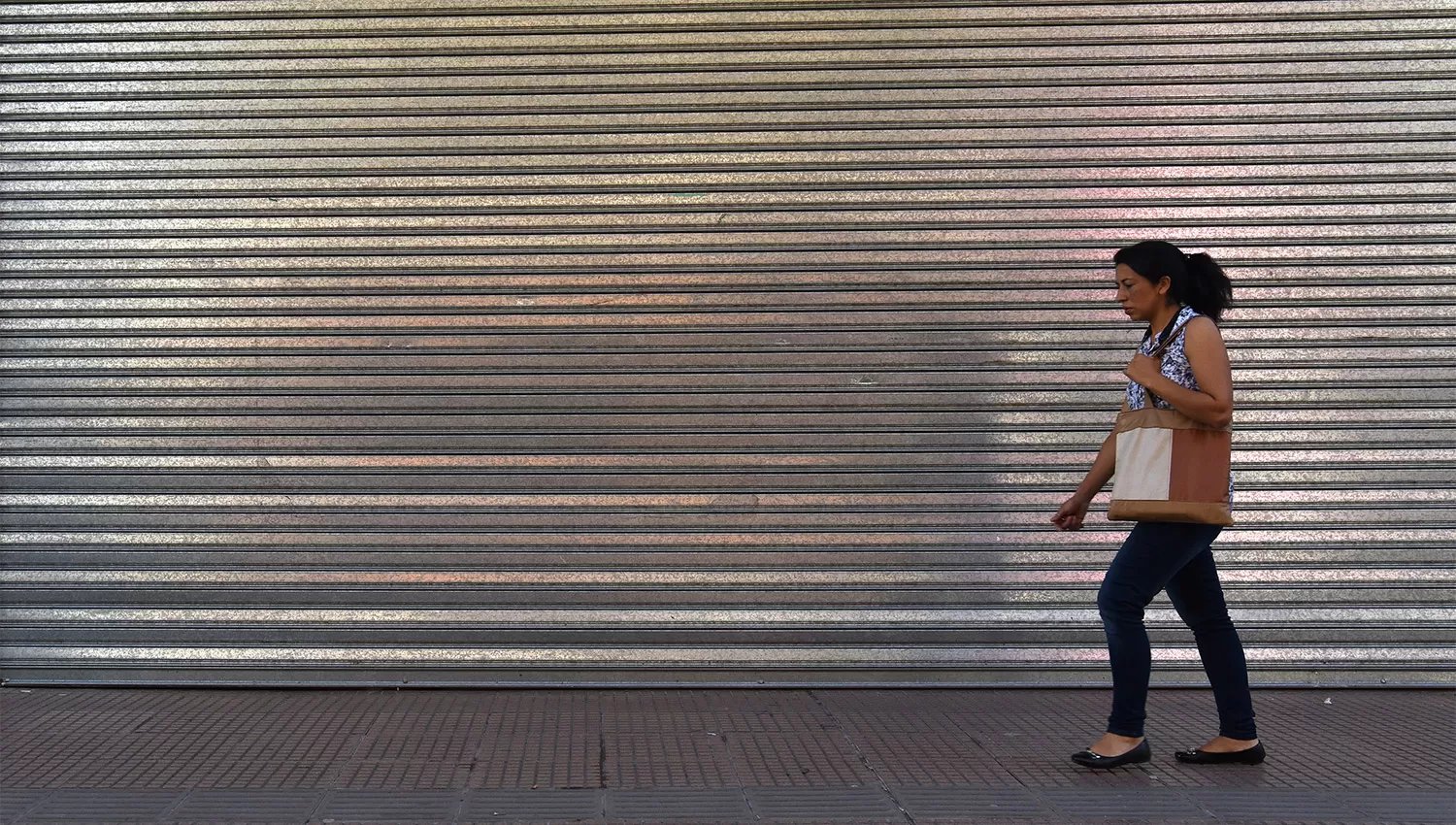 PERSIANAS ABAJO. Los comercios abrirán sus puertas recién mañana. LA GACETA / FOTO DE ANALÍA JARAMILLO