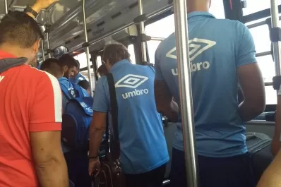 ¡Primos unidos! Los jugadores de Atlético y de San Martín volaron juntos a Buenos Aires