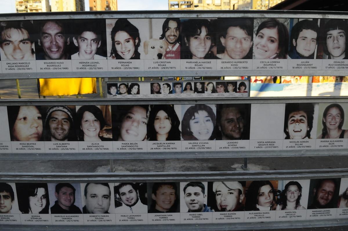 Un mural con fotos de las víctimas. FOTO TOMADA DE CLARÍN.COM