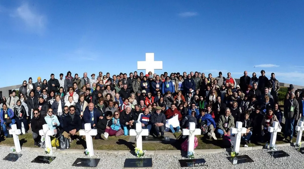 Los familiares de 90 caídos en Malvinas les rindieron homenaje en el cementerio de Darwin. PRESIDENCIA DE LA NACIÓN