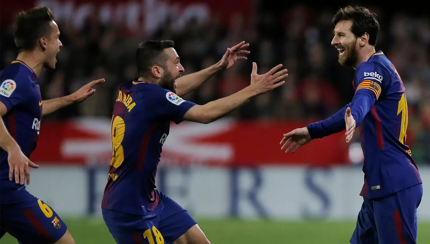 HÉROE DE LA NOCHE. El ingreso de Messi le cambió la cara a Barcelona, que caía 0-2 ante Sevilla. REUTERS