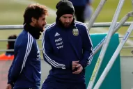 Messi viajó a Sevilla, pero no se sabe si jugará