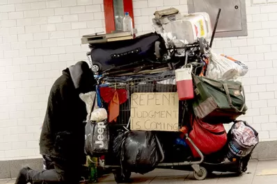 Los zapatos ausentes y la denuncia de un salmo