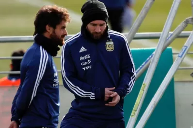 Messi viajó a Sevilla, pero no se sabe si jugará