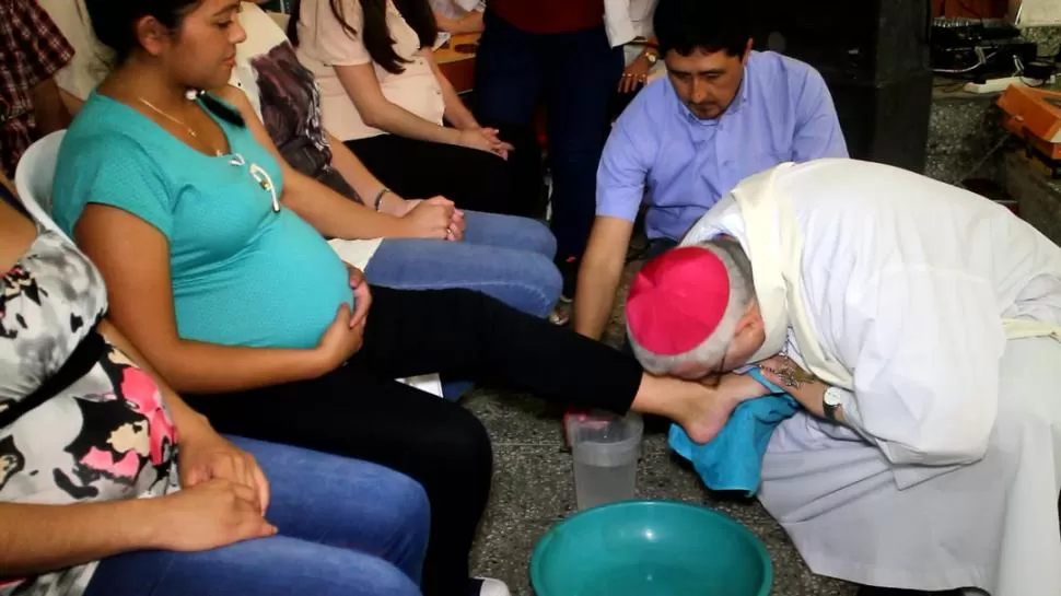 RECIÉN NACIDO. El padre Enzo Romero lava los pequeños pies de un bebé de la Maternidad. fotos/ sergio olea